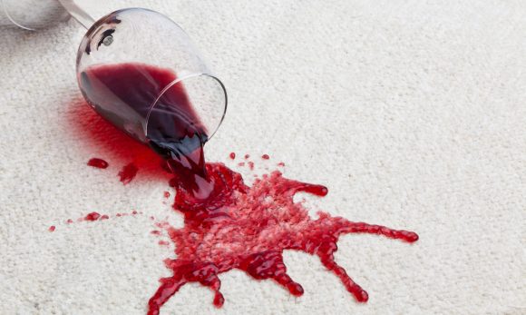 Come togliere macchie di vino rosso senza lasciare tracce