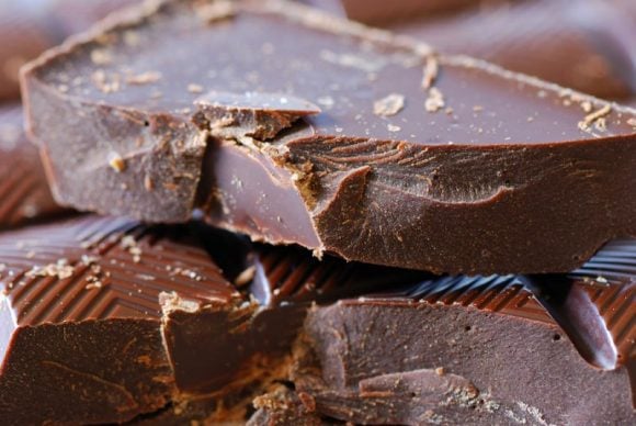 Nel 2050 il cacao potrebbe scomparire del tutto: il surriscaldamento globale “fonderà il cioccolato”