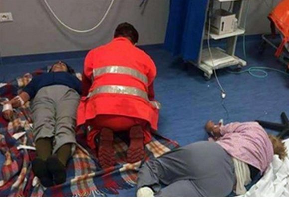 I pazienti stanno morendo nei corridoi degli ospedali : ecco cosa dicono i medici