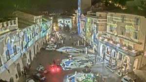 La piazza del comune di Assisi illuminata con videomapping La piazza del comune di Assisi illuminata con videomapping