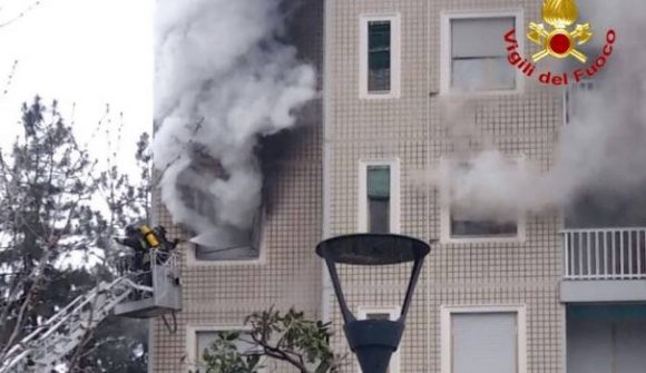Milano, terrore in via Quarenghi, un incendio in un appartamento, genera il panico