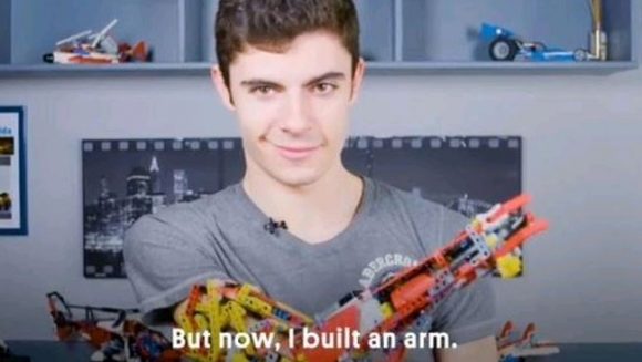 Un braccio fatto di Lego, David Aguilar se lo è costruito da solo