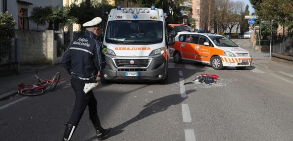 Ciclista investito in un incrocio a Ravenna, in gravi condizioni