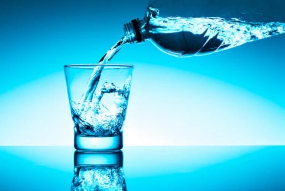Acqua minerale in bottiglie con microplastiche: attenzione a cosa bevete marche e provenienza
