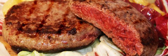 Un morso a un hamburger al sangue, rischio Salmonella o dell’Escherichia coli