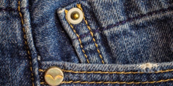 A cosa servono i bottoncini di metallo sulle tasche dei jeans? Non sono per bellezza…
