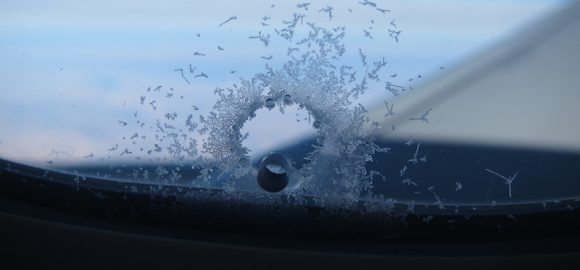 A cosa serve il piccolo buco nei finestrini dell’aereo?