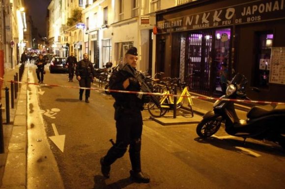 Terrore a Parigi, accoltella passanti in centro: 8 feriti e un morto