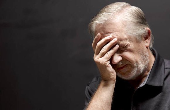 il padre tenta di ucciderla