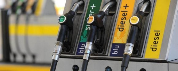 Benzina: l’Unione Europea chiede di abolire le imposte regionali suli carburanti