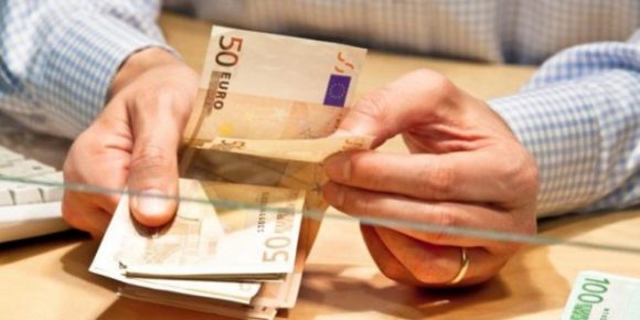 Controlli sui prelievi e versamenti in Banca, quelli di 10 mila euro vengono segnalati: ecco cosa si rischia