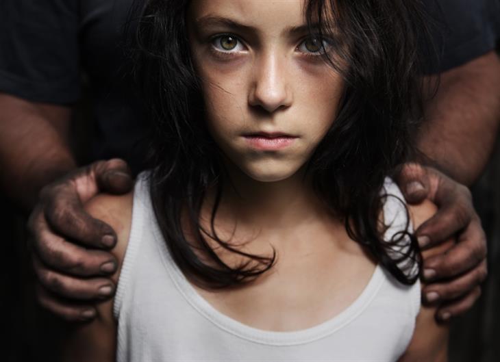 Abusi su minori: un 43enne molesta sessualmente di due bimbe Abusi su minori: un 43enne molesta sessualmente di due bimbe