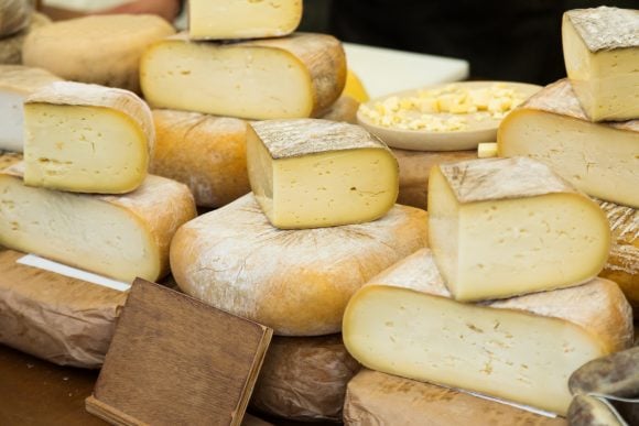 Ecco i 7 formaggi che puoi mangiare anche con il colesterolo alto