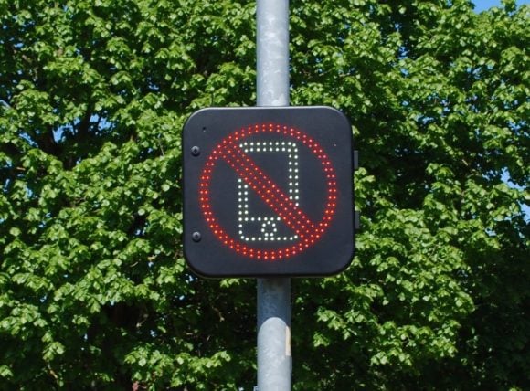 Nuovo cartello stradale che controlla se l’automobilista usa lo smartphone alla guida, le novità
