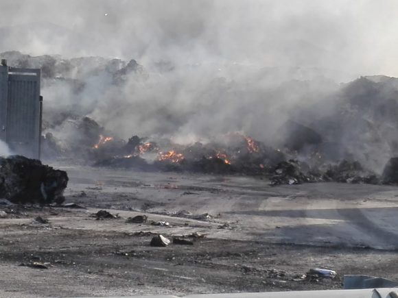 Terra dei Fuochi, disastro ad Acerra: sta bruciando il sito di stoccaggio di rifiuti ferrosi