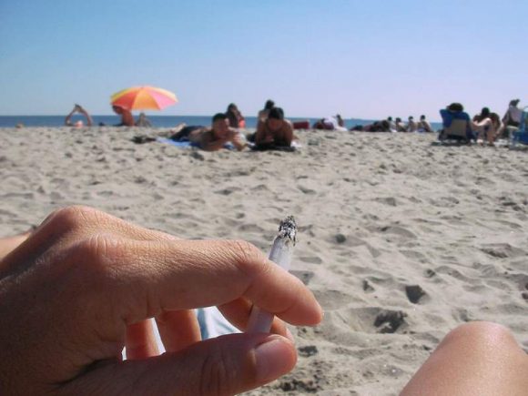 Multa in spiaggia fino a 300 euro per chi fuma e getta mozziconi