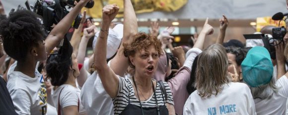 L’attrice Susan Sarandon è stata arrestata per una manifestazione anti-Trump