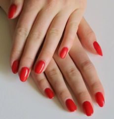 unghie-rosse-manicure-perfetta-elegante-tinta-unita-nuance-chiara-brillante-adatta-festa-capodanno-e1514399644511
