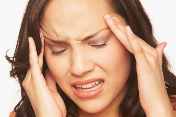 Quali sono le cause di mal di testa, ronzii e puntini luminosi?