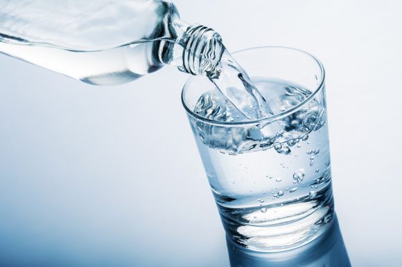 Bere un bicchiere d’acqua prima di andare a dormire: ecco i vantaggi e gli svantaggi