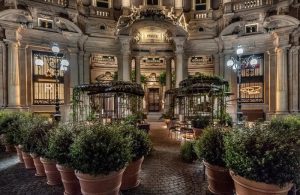 Starbucks ha scelto Milano: l'inaugurazione e le prime foto Starbucks ha scelto Milano: l'inaugurazione e le prime foto