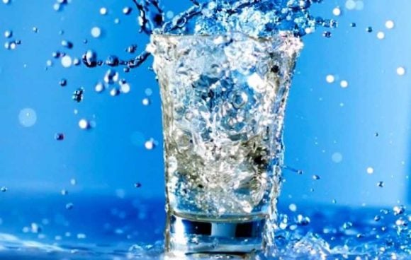 8 tipi di acqua aromatizzate per chi non ama bere l’acqua naturale