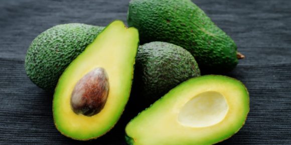 Mangiare avocado: alleato della bellezza della pelle e dei capelli
