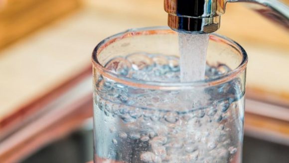 Sciogliere il bicarbonato nell’acqua ci aiuta a dimagrire? Cosa dicono gli studi