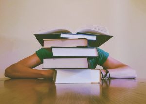 Una delle novità della manovra di bilancio 2019 prevede la "flat tax" sulle ripetizioni dei professori per recuperare gettito, ma soprattutto mira a reprimere il fenomeno delle ripetizioni private impartite "in nero" dai docenti a domicilio. Sebbene non ci siano dati ufficiali, si stima che il mercato delle ripetizioni sia un business dai numeri consistenti. Il fenomeno delle ripetizioni private Secondo un sondaggio anonimo della Fondazione Einaudi del 2016, si è giunti a quantificare in 800 milioni di euro l'esborso che le famiglie italiane sostengono per recuperare i debiti formativi del propri figli. Il Codacons, inoltre, ha visto una stima superiore rispetto allo scorso anno: dall'esito di un apposito studio è emerso che il mercato delle lezione private coinvolgerebbe 950 milioni di euro e che nel 90% dei casi il docente che ha tenuto la lezione non emetta alcuna ricevuta fiscale. Non si sa ma chi impartisce lezioni private a domicilio è tenuto a rilasciare apposita ricevuta inerente le somme incassate e farle poi figurare nella propria dichiarazione dei redditi. Se l'attività è svolta occasionalmente e in maniera non organizzata, il contribuente deve autodichiarare gli introiti e inserirli negli "altri redditi" derivanti da attività di lavoro autonomo occasionale. Se, invece, le ripetizioni private sono fatte da un lavoratore dipendente, i guadagni andranno inseriti nel modello 730 o nel modello Redditi: di conseguenza, è previsto che tali somme vadano a cumularsi, assieme allo stipendio percepito dal docente/professore, al suo reddito complessivo che sarà soggetto ad aliquote Irpef progressive. Professori e lezioni private La proposta, inserita nella manovra di bilancio, prevede una tassazione agevolata ad hoc nel caso in cui le lezioni private siano impartite da docenti "titolari di cattedra di ogni ordine e grado". Si tratta di un'imposta sostitutiva sui compensi derivanti dall'attività di lezioni private e ripetizioni svolta dagli insegnanti; la norma non è rivolta a coloro che si occupano di ripetizioni e lezioni private senza essere docente, ad esempio gli studenti universitari. Dunque, per loro resta tutto invariato. La data ed altre cose da sapere Dal 1° gennaio 2019 i docenti che impartiscono ripetizioni private potranno pagare un'imposta del 15% sui compensi percepiti, sostitutiva di Irpef e addizionali regionali e comunali. Il prelievo si applicherà un'aliquota fissa del 15%, a prescindere dall'entità del reddito complessivo del contribuente. Poiché i redditi percepiti non andrebbero più a cumularsi con la retribuzione da lavoro dipendente, gli interessati beneficeranno di un carico tributario inferiore. Inoltre, la manovra prevede che gli insegnanti assunti dalla P.A. siano tenuti a comunicare all'amministrazione di appartenenza l'attività di insegnamento svolta privatamente. I versamenti della flat tax sulle lezioni private dovranno avvenire alle medesime scadenze previste per l'Irpef quindi 30 giugno e 30 novembre. Mentre un apposito provvedimento dell'Agenzia delle Entrate, da emanare entro il 1° aprile del prossimo anno, detterà le disposizioni attuative relative alla nuova imposta sostitutiva. La flat tax cambierà qualcosa? La flat tax potrebbe consentire all'erario di recuperare oltre 100 milioni di euro in un mercato dove, nella quasi totalità dei casi, le somme non vengono dichiarate. Si segue, in sostanza, la stessa strategia della cedolare secca sugli affitti. Tuttavia, si tratta di una "moral suasion" in quanto resterebbe difficile far emergere questi introiti, a meno di non convincere i percettori a dichiararli, così contrastando l'evasione. L'amministrazione finanziaria non è in grado di tracciare i pagamenti o di incrociarli con altri dati dato che le lezioni e le ripetizioni private vengono pagate in contanti. Pertanto è una situazione che fa nascere delle incertezze sulla reale portata degli effetti derivanti dall'introduzione dell'imposta sostitutiva. Una delle novità della manovra di bilancio 2019 prevede la "flat tax" sulle ripetizioni dei professori per recuperare gettito, ma soprattutto mira a reprimere il fenomeno delle ripetizioni private impartite "in nero" dai docenti a domicilio. Sebbene non ci siano dati ufficiali, si stima che il mercato delle ripetizioni sia un business dai numeri consistenti. Il fenomeno delle ripetizioni private Secondo un sondaggio anonimo della Fondazione Einaudi del 2016, si è giunti a quantificare in 800 milioni di euro l'esborso che le famiglie italiane sostengono per recuperare i debiti formativi del propri figli. Il Codacons, inoltre, ha visto una stima superiore rispetto allo scorso anno: dall'esito di un apposito studio è emerso che il mercato delle lezione private coinvolgerebbe 950 milioni di euro e che nel 90% dei casi il docente che ha tenuto la lezione non emetta alcuna ricevuta fiscale. Non si sa ma chi impartisce lezioni private a domicilio è tenuto a rilasciare apposita ricevuta inerente le somme incassate e farle poi figurare nella propria dichiarazione dei redditi. Se l'attività è svolta occasionalmente e in maniera non organizzata, il contribuente deve autodichiarare gli introiti e inserirli negli "altri redditi" derivanti da attività di lavoro autonomo occasionale. Se, invece, le ripetizioni private sono fatte da un lavoratore dipendente, i guadagni andranno inseriti nel modello 730 o nel modello Redditi: di conseguenza, è previsto che tali somme vadano a cumularsi, assieme allo stipendio percepito dal docente/professore, al suo reddito complessivo che sarà soggetto ad aliquote Irpef progressive. Professori e lezioni private La proposta, inserita nella manovra di bilancio, prevede una tassazione agevolata ad hoc nel caso in cui le lezioni private siano impartite da docenti "titolari di cattedra di ogni ordine e grado". Si tratta di un'imposta sostitutiva sui compensi derivanti dall'attività di lezioni private e ripetizioni svolta dagli insegnanti; la norma non è rivolta a coloro che si occupano di ripetizioni e lezioni private senza essere docente, ad esempio gli studenti universitari. Dunque, per loro resta tutto invariato. La data ed altre cose da sapere Dal 1° gennaio 2019 i docenti che impartiscono ripetizioni private potranno pagare un'imposta del 15% sui compensi percepiti, sostitutiva di Irpef e addizionali regionali e comunali. Il prelievo si applicherà un'aliquota fissa del 15%, a prescindere dall'entità del reddito complessivo del contribuente. Poiché i redditi percepiti non andrebbero più a cumularsi con la retribuzione da lavoro dipendente, gli interessati beneficeranno di un carico tributario inferiore. Inoltre, la manovra prevede che gli insegnanti assunti dalla P.A. siano tenuti a comunicare all'amministrazione di appartenenza l'attività di insegnamento svolta privatamente. I versamenti della flat tax sulle lezioni private dovranno avvenire alle medesime scadenze previste per l'Irpef quindi 30 giugno e 30 novembre. Mentre un apposito provvedimento dell'Agenzia delle Entrate, da emanare entro il 1° aprile del prossimo anno, detterà le disposizioni attuative relative alla nuova imposta sostitutiva. La flat tax cambierà qualcosa? La flat tax potrebbe consentire all'erario di recuperare oltre 100 milioni di euro in un mercato dove, nella quasi totalità dei casi, le somme non vengono dichiarate. Si segue, in sostanza, la stessa strategia della cedolare secca sugli affitti. Tuttavia, si tratta di una "moral suasion" in quanto resterebbe difficile far emergere questi introiti, a meno di non convincere i percettori a dichiararli, così contrastando l'evasione. L'amministrazione finanziaria non è in grado di tracciare i pagamenti o di incrociarli con altri dati dato che le lezioni e le ripetizioni private vengono pagate in contanti. Pertanto è una situazione che fa nascere delle incertezze sulla reale portata degli effetti derivanti dall'introduzione dell'imposta sostitutiva.