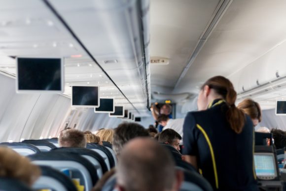 Pensione per piloti e hostess, requisito ridotto di 7 anni dal 2019, le novità