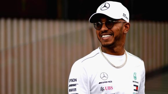 Lewis Hamilton insiste sul fatto che “non sta provando a trasferirsi” alla Ferrari