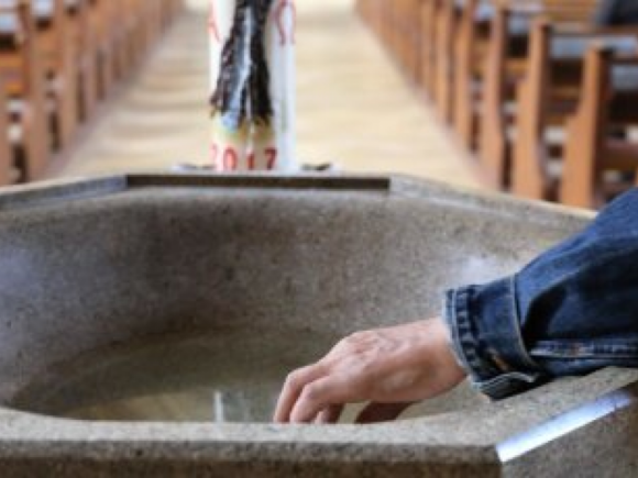 Epidemia di influenza, divieto in Chiesa di acqua santa e stretta di mano, ecco dove