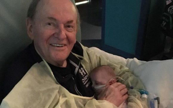 David Deutchman, il nonno che culla e canta per i bambini nati prematuri
