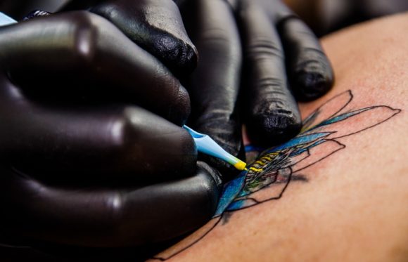 Allerta tatuaggi: gli aghi provocano allergie, ecco a cosa fare attenzione