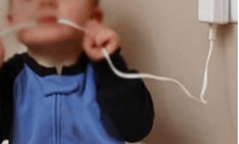 Bambino di tre anni muore folgorato: mette in bocca il filo del cellulare