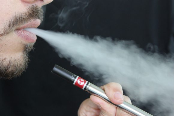 Aromi per le sigarette elettroniche sono pericolosi: ecco i danni che possono provocare