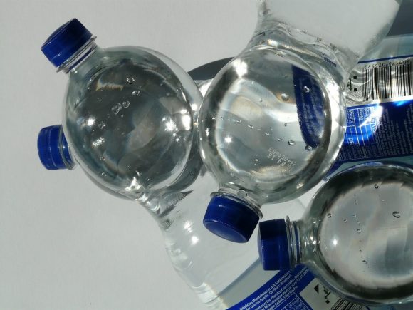Non lasciate bottigliette d’acqua di plastica in macchina: è pericoloso