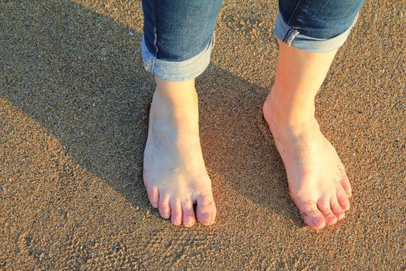 Gambe, caviglie e piedi gonfi: sintomi da non sottovalutare, potrebbe essere il cuore