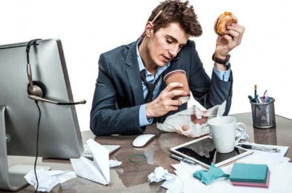 Lavoro: pausa pranzo anche con buoni pasto va pagata come straordinario, la sentenza