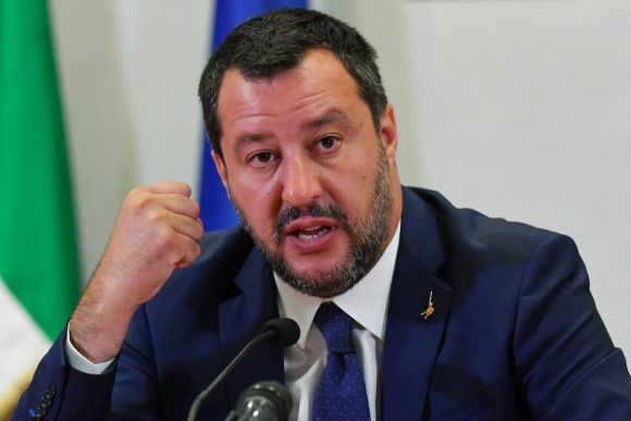 Paragone choc Salvini-Hitler e non solo: il M5s lo paragona ad un “giullare”