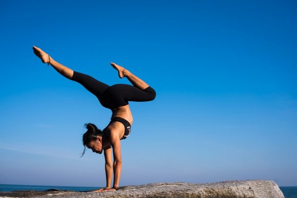 Yoga: 5 app da scaricare che ti permettono di allenarti a casa
