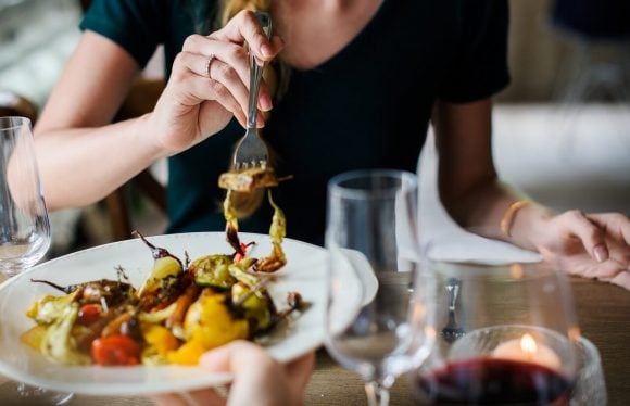 Mangiare senza ingrassare durante le feste: si può
