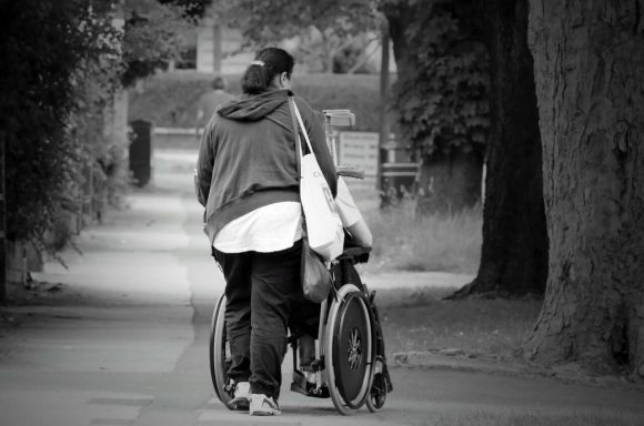 Un uomo paralizzato torna a camminare e muovere le braccia grazie al pensiero