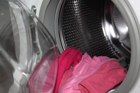 Detersivi per fare il bucato in lavatrice: efficaci ma troppo inquinanti