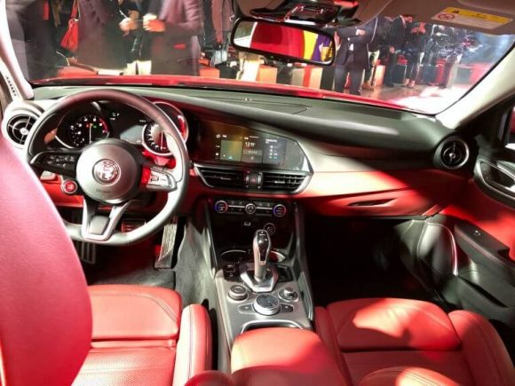 Le nuove Alfa Romeo Giulia e Stelvio fanno il loro debutto a sorpresa in Cina