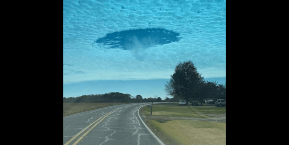 Strano buco a forma di UFO appare tra le nuvole in USA