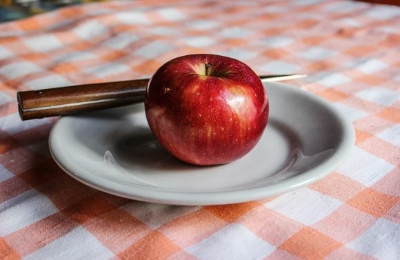 Mangiare la mela prima di cena? Cosa dice la medicina