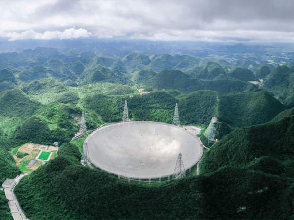 Telescopio cinese gigante si unisce alla ricerca di segnali radio alieni