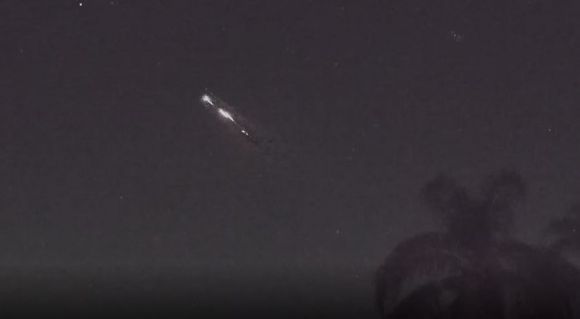 UFO: misteriose strisce di luce nel cielo notturno della California