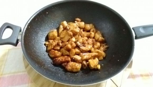 Cubetti di pollo in salsa di soia e semi di sesamo, ricetta dal gusto orientale